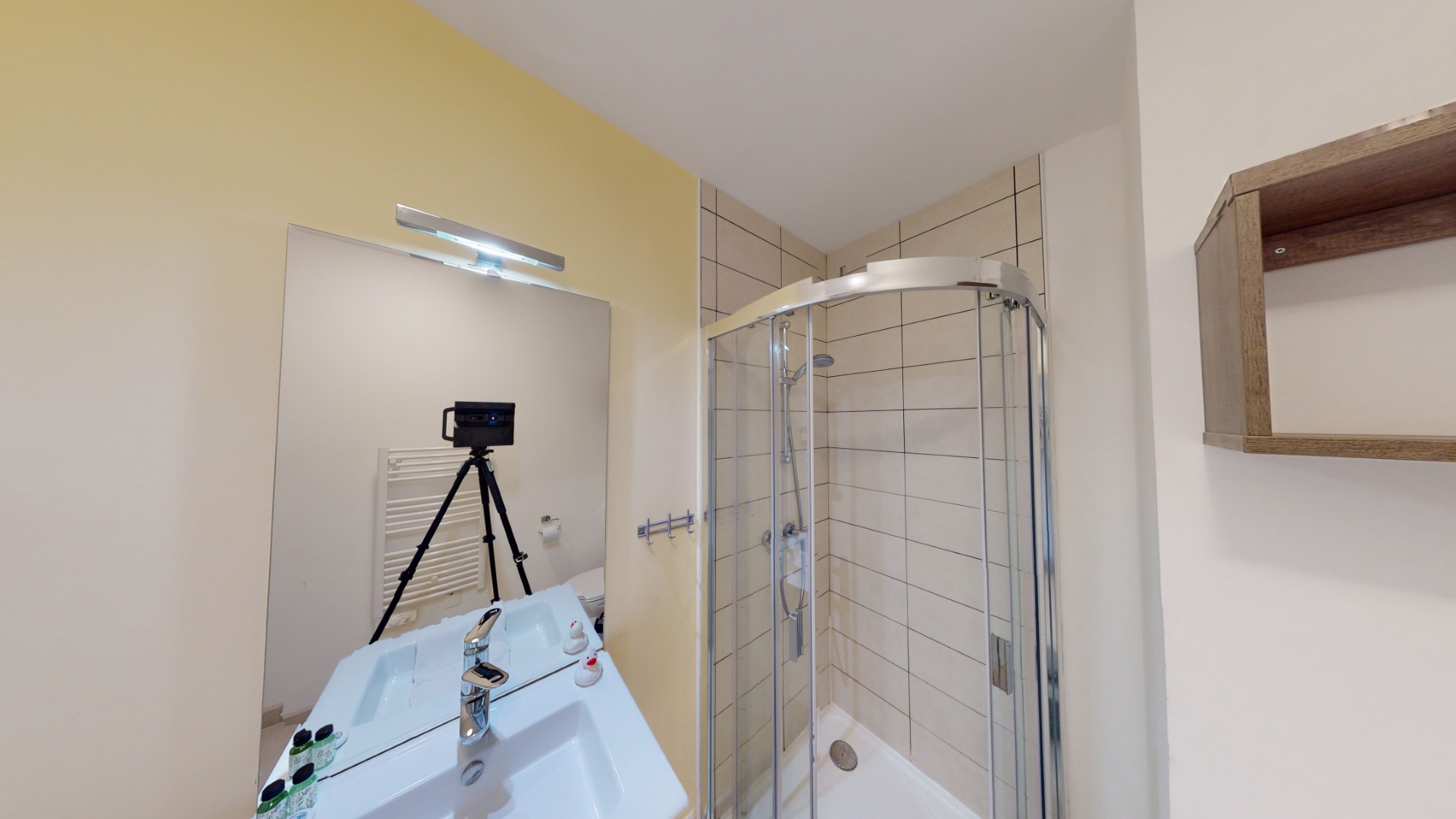 b642e81b-f2a6-4ec3-bbe8-188b1e3b8943